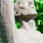 statue-bras-en-lair